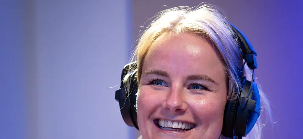 Hanneke Mols, host van De Changes Podcast, achter de microfoon