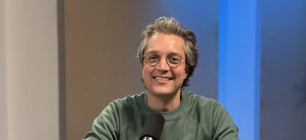 Sander van der Horst achter de microfoon in de studio