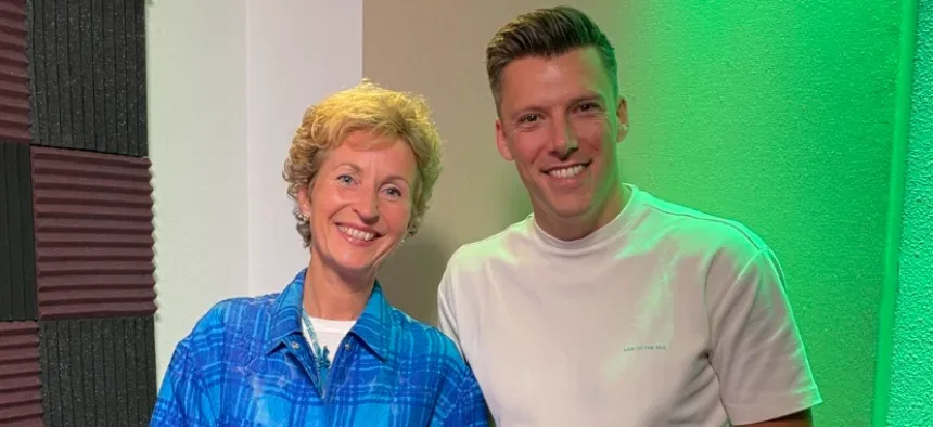 Boukje Jongedijk met een gast in de studio