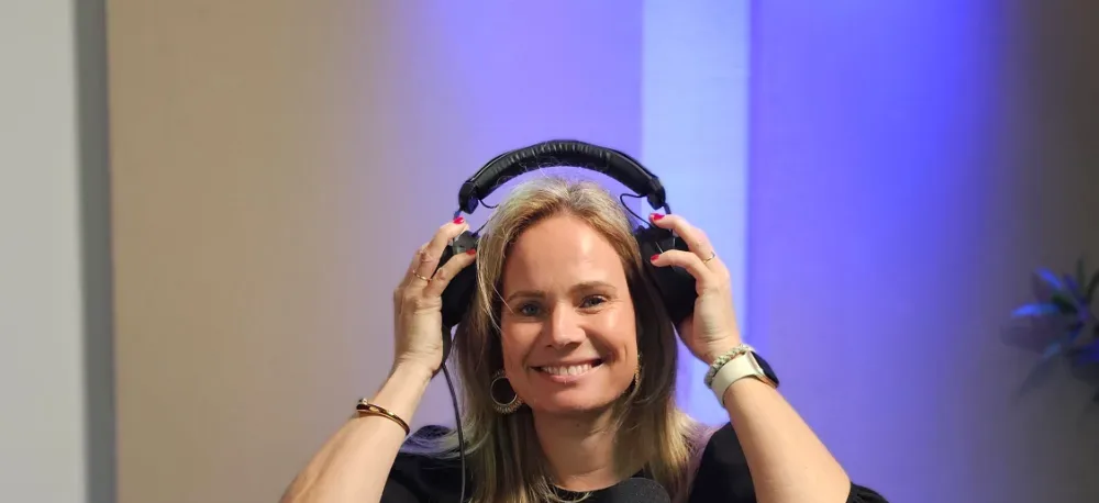 Esther Polak achter de microfoon in de studio