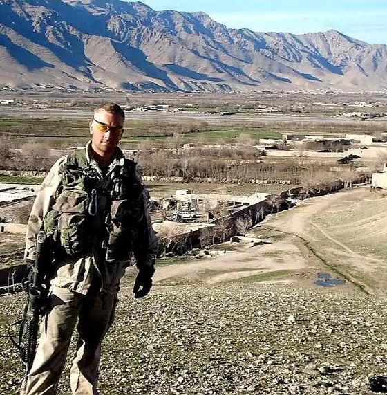 Dennie als militair op uitzending in Afghanistan