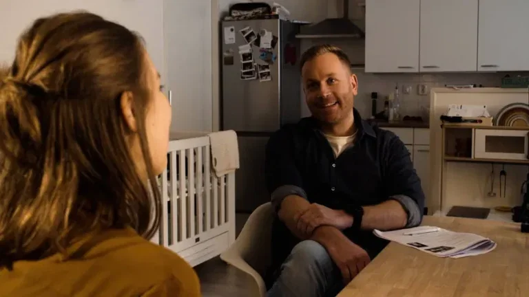 Interviewer van Portretmakers in gesprek aan de keukentafel