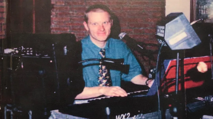 Jos van Diesen, de vader van Dennie, als muzikant achter zijn keyboard met microfoon
