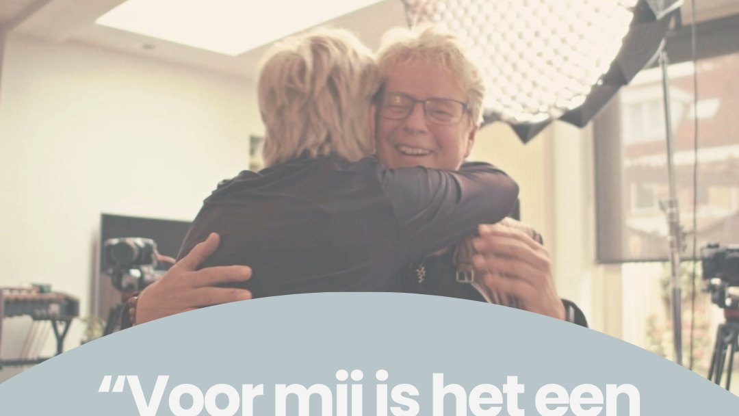 Karin omhelst haar zus tijdens de verrassing bij haar videoportret
