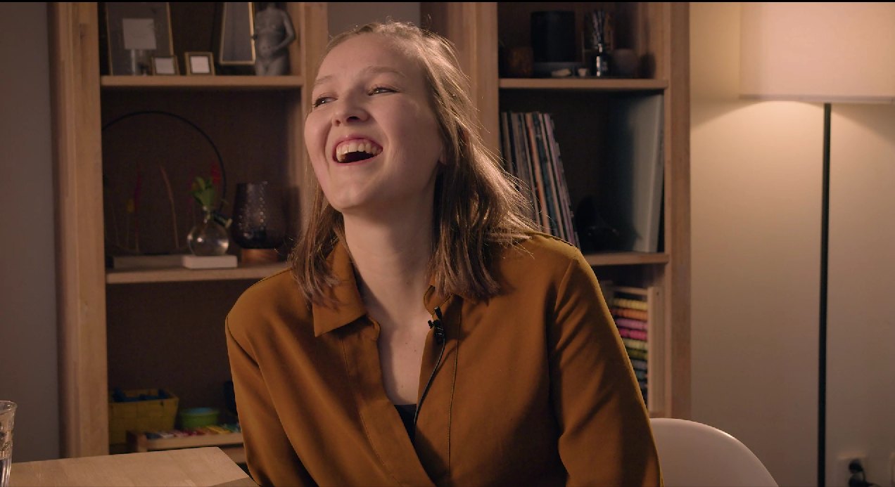Nickey de Haan lacht tijdens de opname van haar videoportret