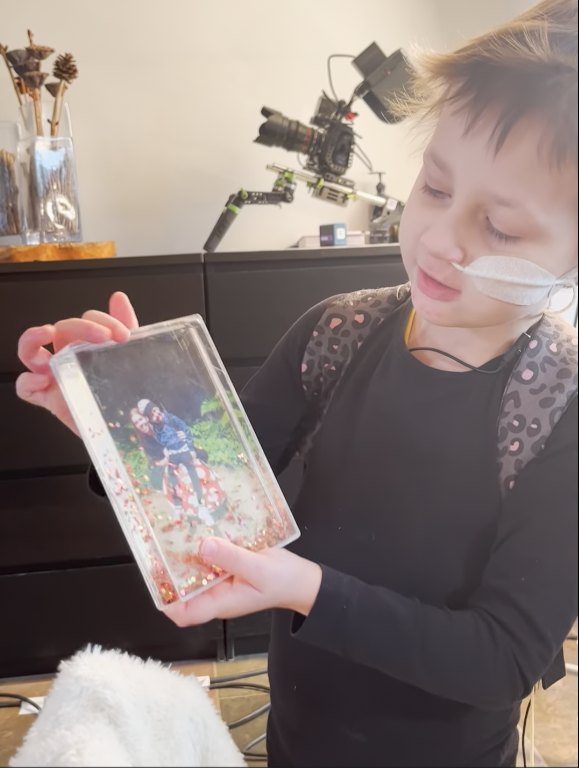 Nomi laat een fotolijstje zien voor de camera