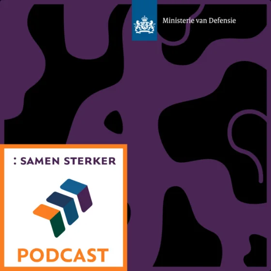 Cover van de Samen Sterker Podcast van het Ministerie van Defensie