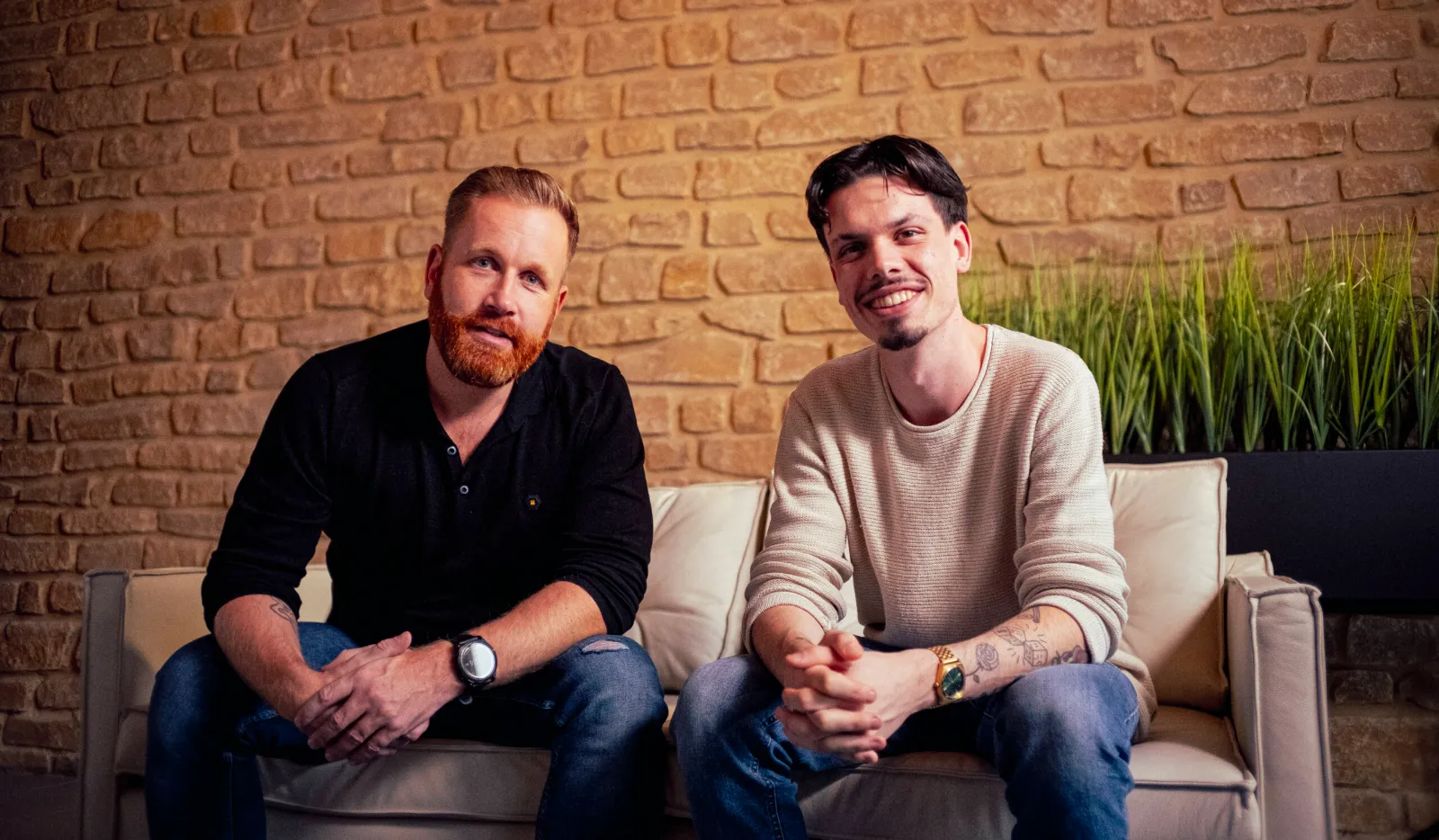 Dennie en Davey samen op de bank in de studio