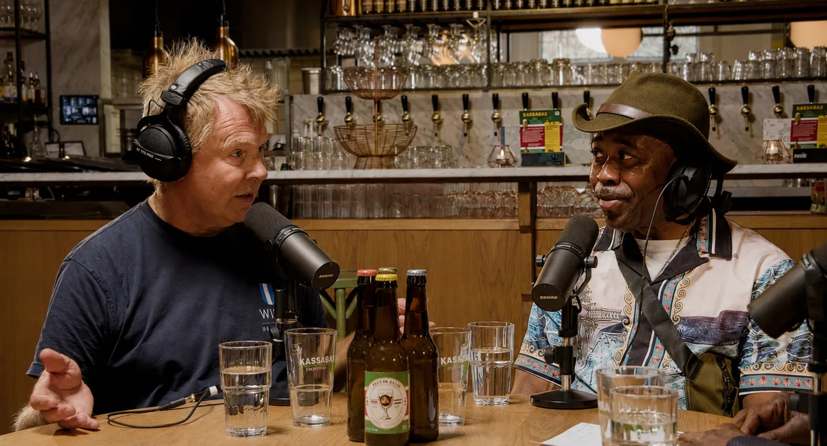 Podcastopname op locatie in een brouwerij, twee gasten in gesprek