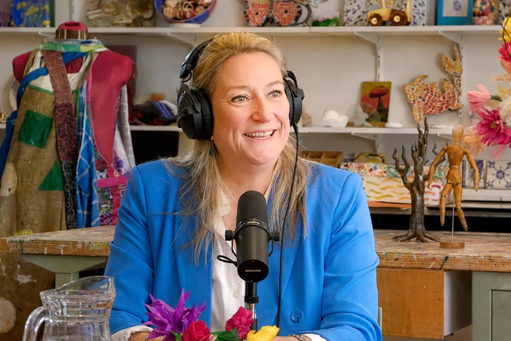 Podcastopname op locatie in het atelier van een klant, met microfoon en koptelefoon