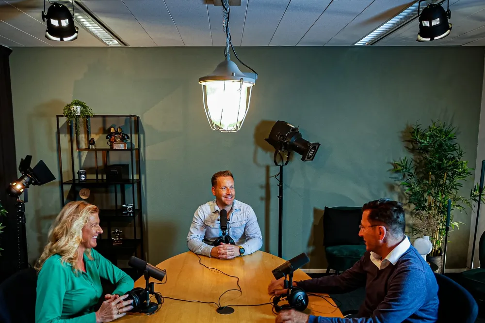 Gesprek met drie mensen in de podcaststudio