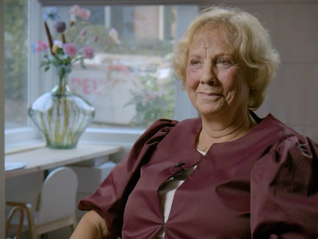 Een vrouw vertelt haar levensverhaal voor de camera