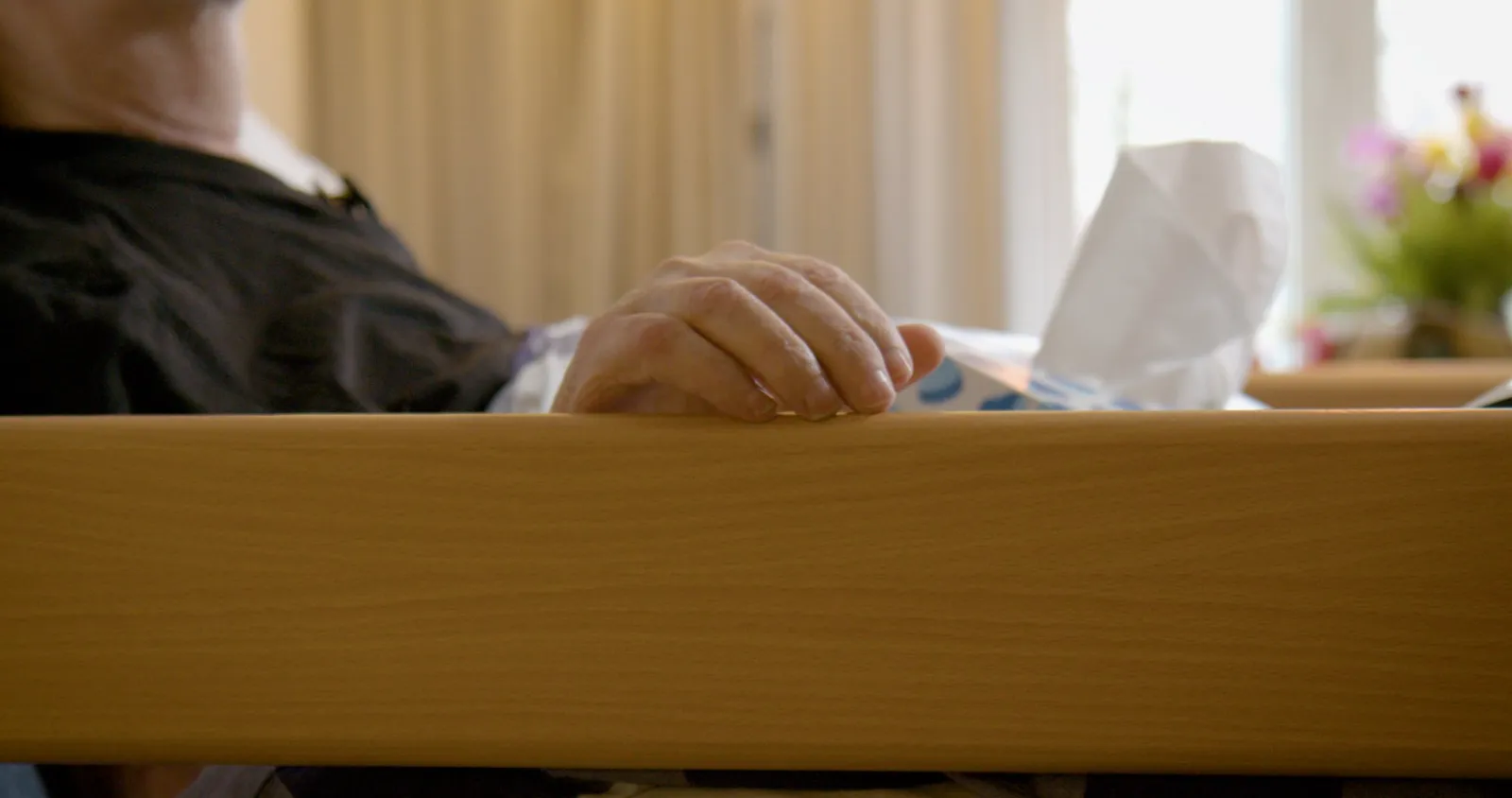 Het ziekenhuisbed in de woonkamer tijdens de opname van Coens levensfilm