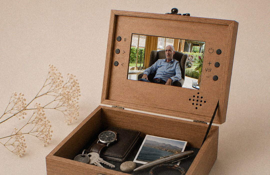 De herinneringendoos, open, met een fragment van de levensfilm op het scherm in het deksel