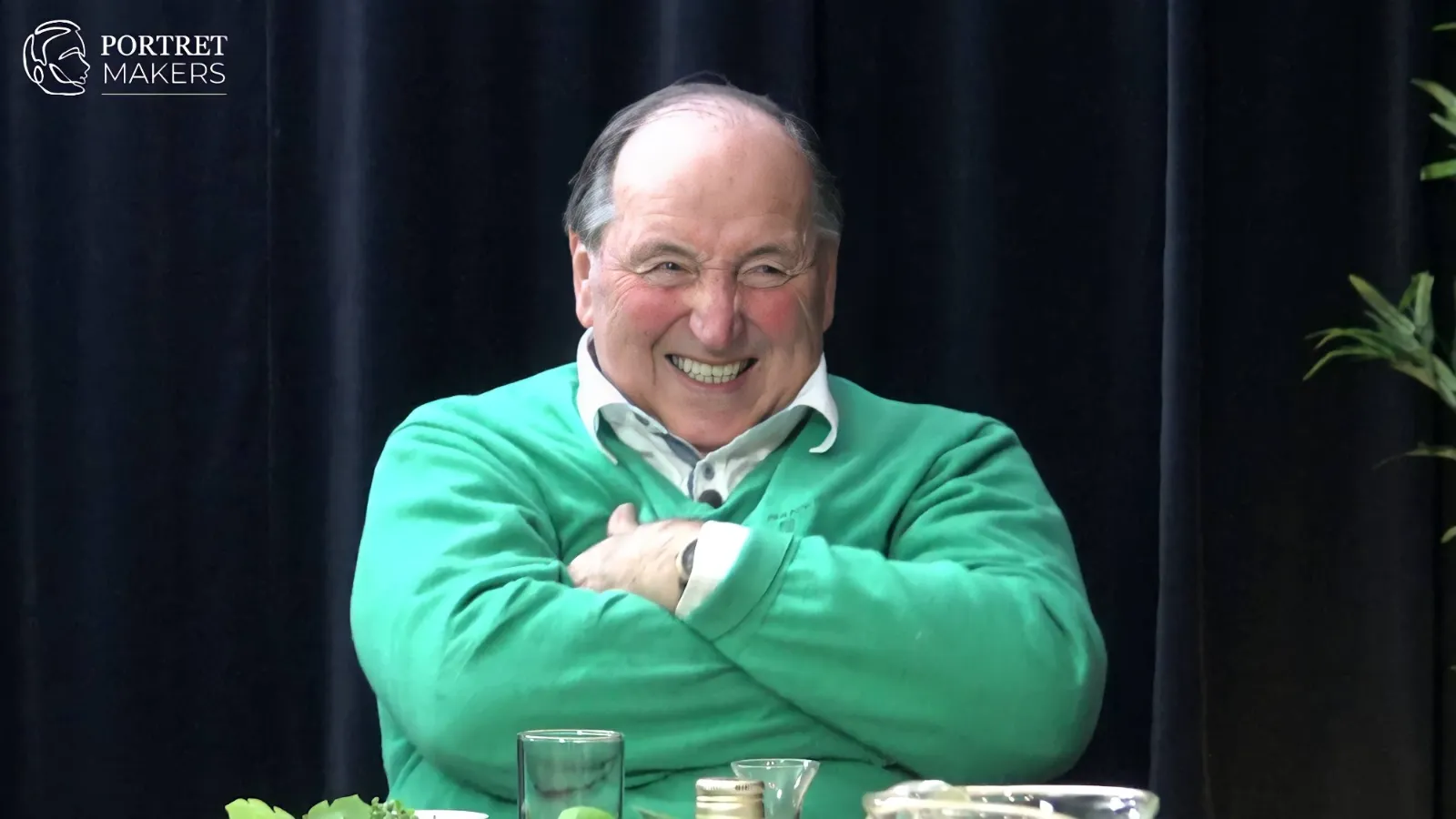 Frans Fiolet lacht tijdens de opname van zijn levensfilm