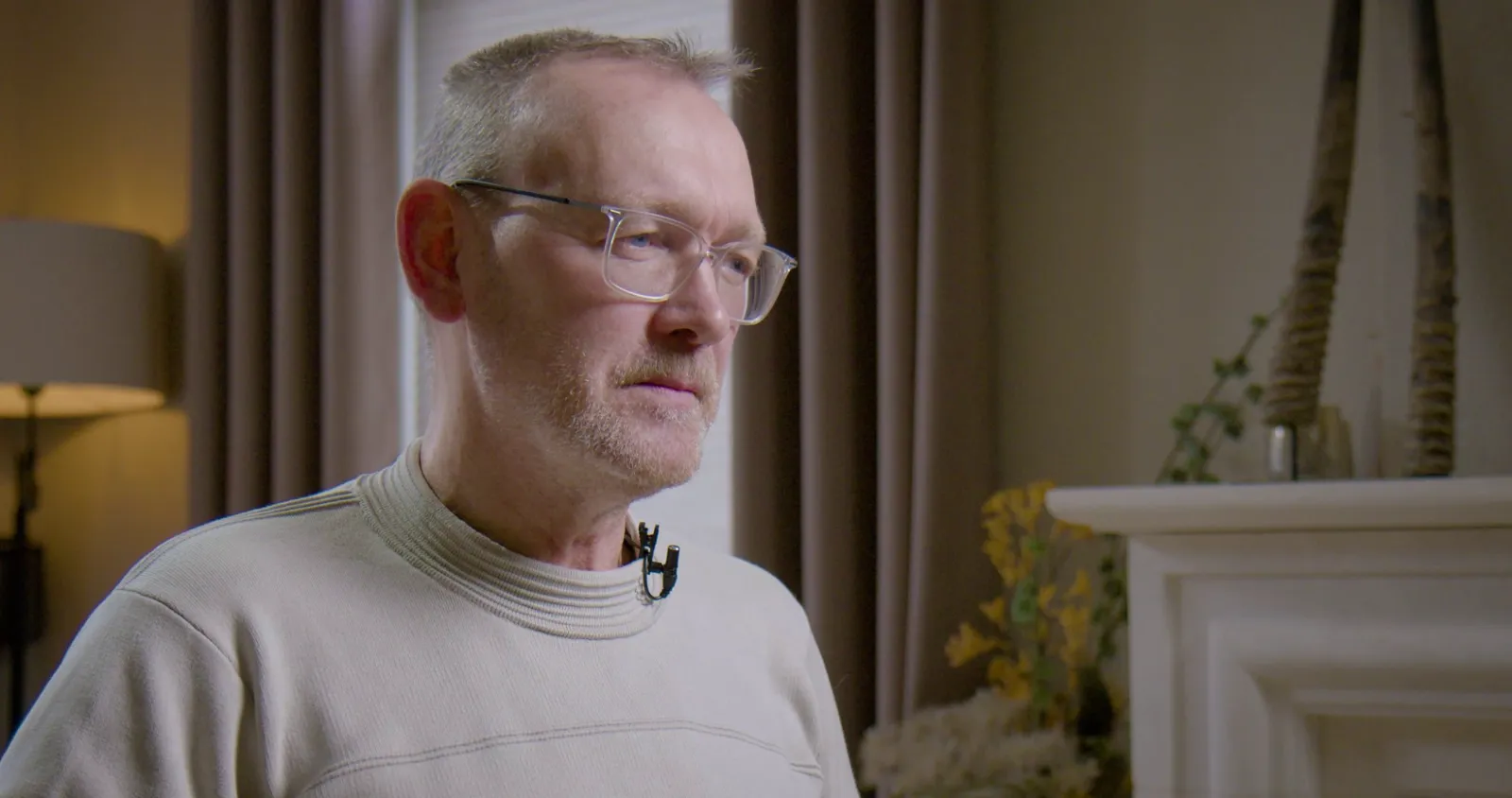 Marcel Moerkerk in zijn woonkamer tijdens de opname van zijn levensfilm