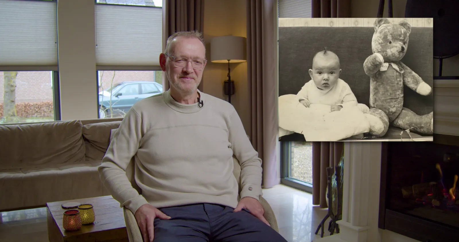 Marcel vertelt thuis zijn levensverhaal, met een jeugdfoto van hemzelf als baby in beeld