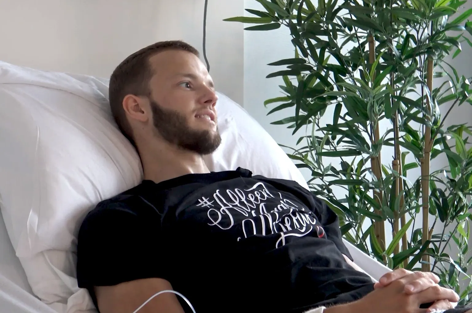 Sam van Loon tijdens de opname van zijn videoportret in het Amphia Ziekenhuis