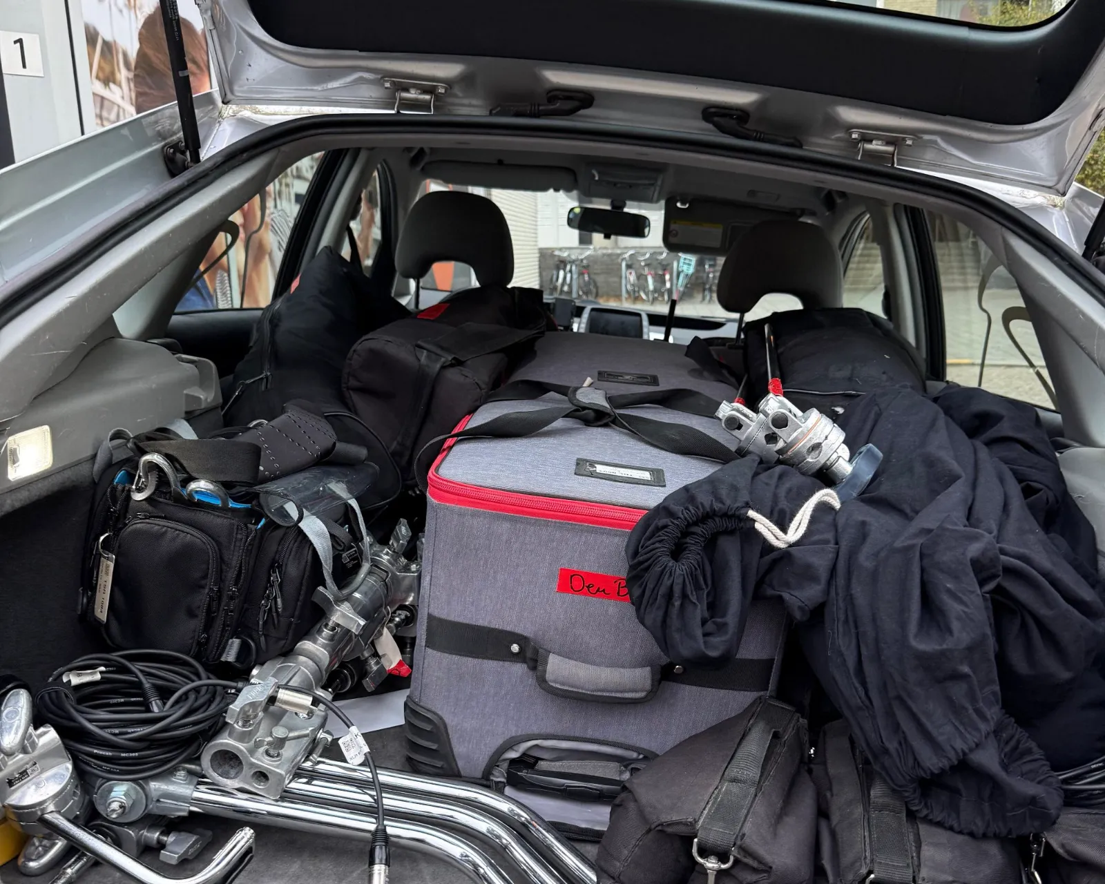 De auto vol apparatuur, onderweg naar een spoedopname