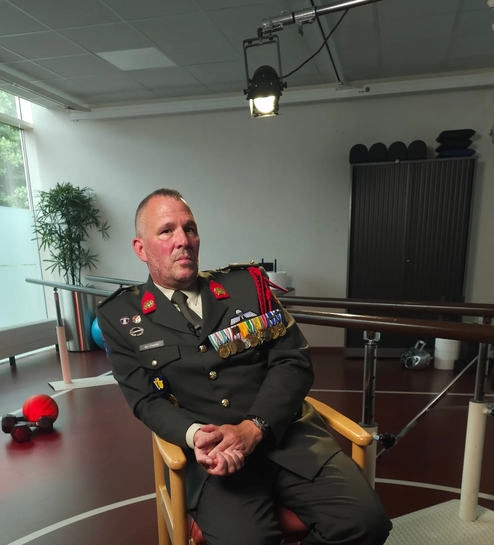 Toninho Norden in uniform tijdens de opname van zijn videoportret