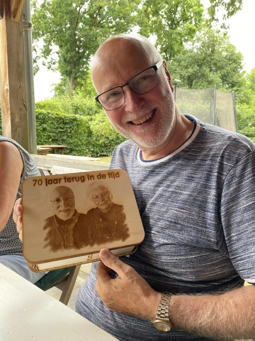 Wim Beukers met zijn herinneringenbox met de gravure 70 jaar terug in de tijd